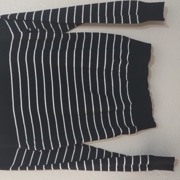 PRE OWNED MADISON GREY TURTLE NECK COLOR WHITE AND BLACK LONG SLEEVE SIZE M - Picture 11 of 11